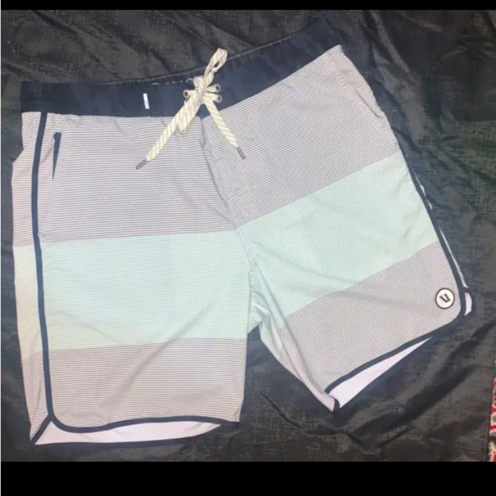 Men's Vuori Striped Cruise Board Shorts Medium Size 32 *Flaw